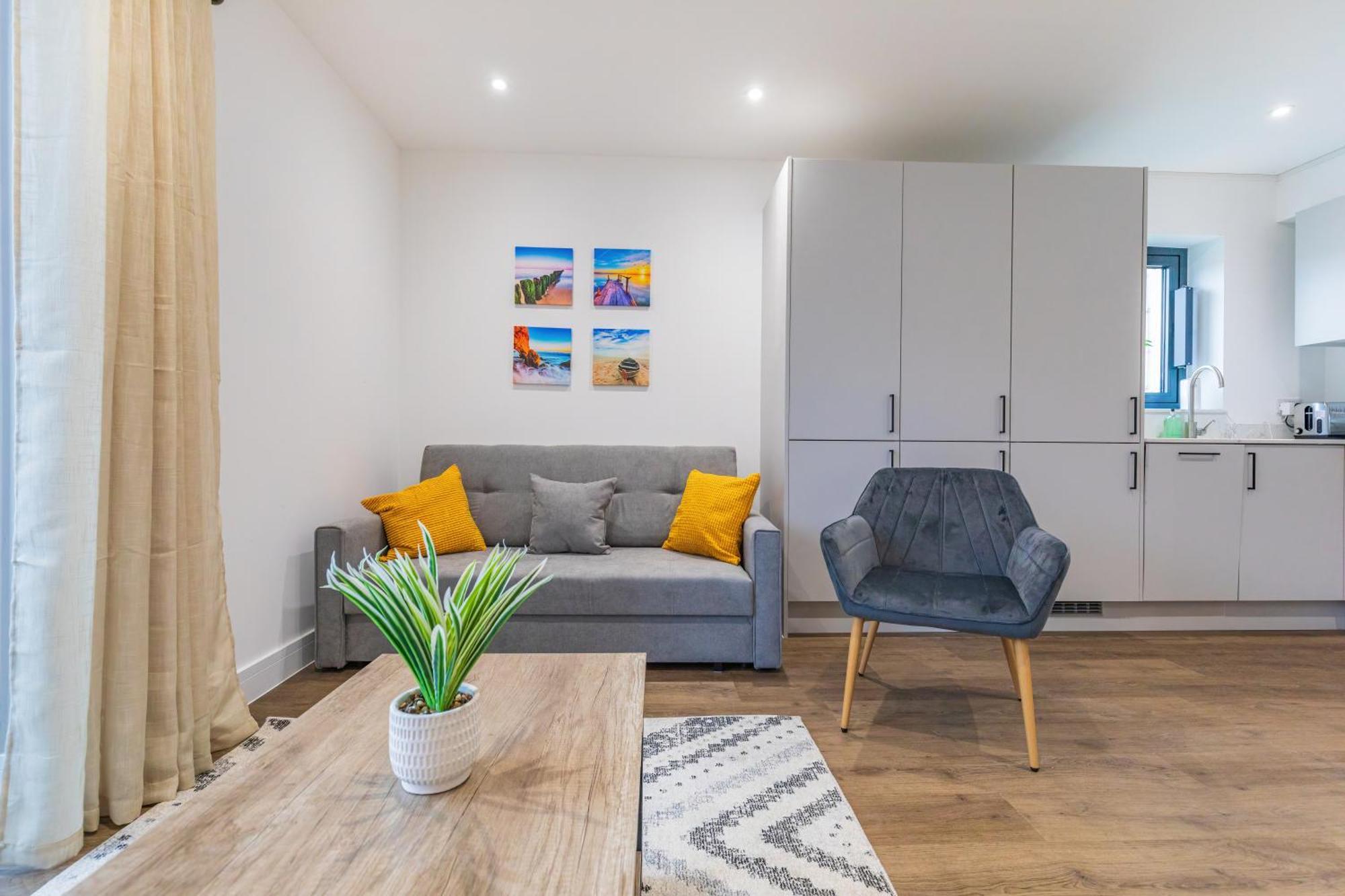 Central 2 Bed 2 Bath Apartment Near Brighton College, Beach, Hospital - Long Stay Offers Exterior foto