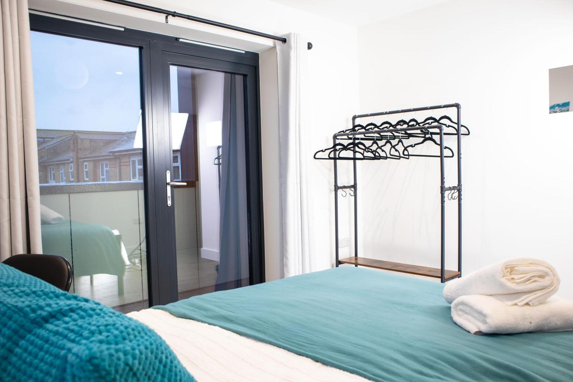 Central 2 Bed 2 Bath Apartment Near Brighton College, Beach, Hospital - Long Stay Offers Exterior foto